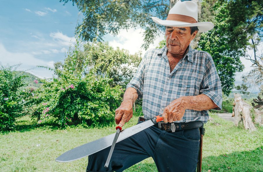 Por qué NO afilar un Machete con Esmeril: La importancia de usar Lima